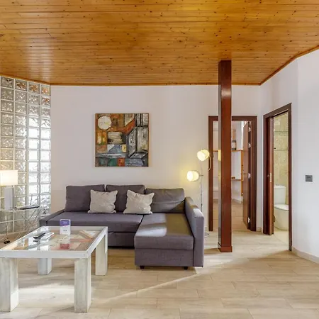 Autor By Caleta Homes *